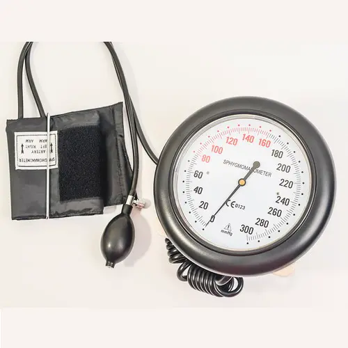 جهاز رقمي لقياس ضغط الدم على المعصم من نوع الجدار 