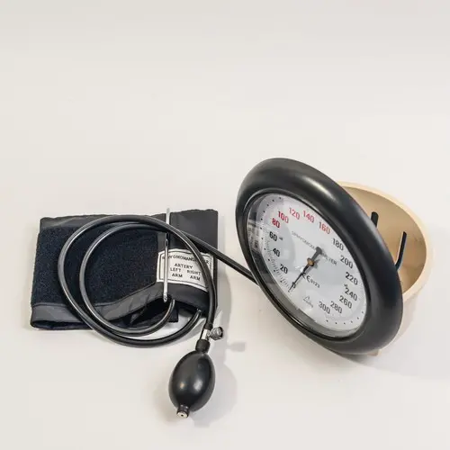 جهاز رقمي لقياس ضغط الدم على المعصم من نوع الجدار 